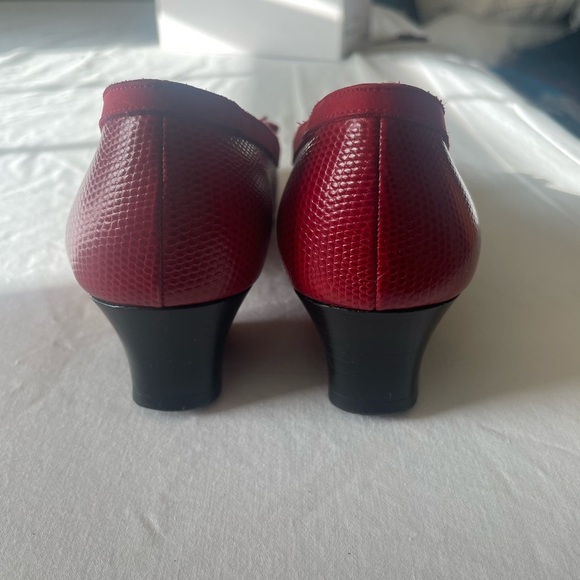 Salvatore Ferragamo vintage Red leatherWomen's Shoes with Bow Detail - Picture 10 of 12